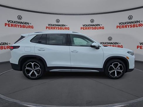 New 2026 Volkswagen Tiguan SE FWD image 9