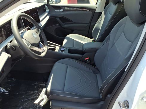 New 2026 Volkswagen Tiguan SE FWD image 13