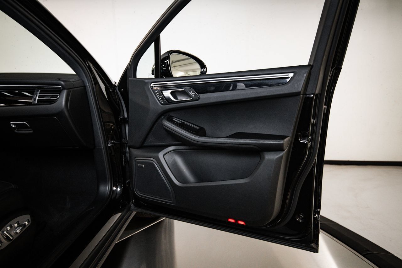 Certified 2024 Porsche Macan AWD/4WD image 27