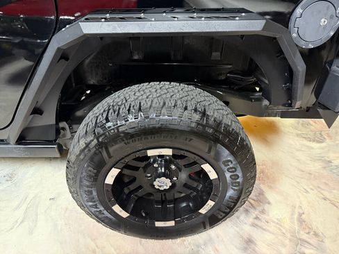 Used 2018 Jeep Wrangler Unlimited Rubicon w/ Dual Top Group AWD/4WD image 32