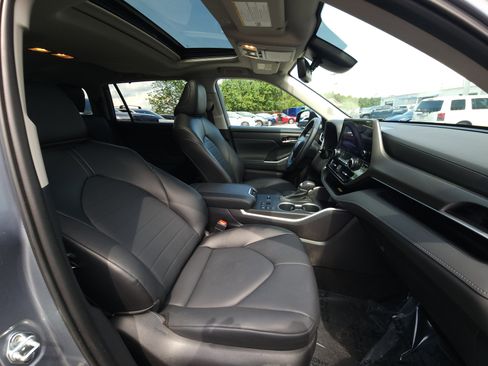 Used 2023 Toyota Highlander XLE FWD image 12