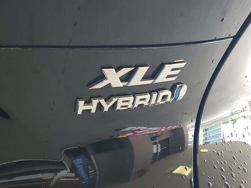 Used 2021 Toyota Venza XLE w/ Carpet Mat Package (TMS) image 28