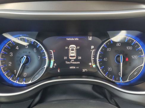 Used 2024 Chrysler Pacifica Touring-L image 18