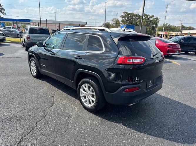 Used 2018 Jeep Cherokee Latitude w/ Cold Weather Group FWD image 3