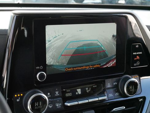 Used 2023 Toyota Highlander XLE image 29