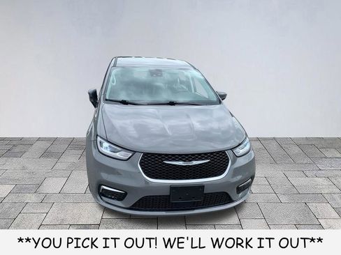Used 2023 Chrysler Pacifica Touring-L FWD image 2