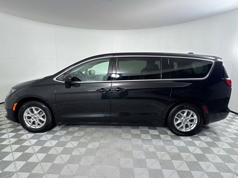 Used 2022 Chrysler Voyager LX image 9