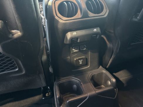 Used 2025 Jeep Wrangler Unlimited Rubicon image 21