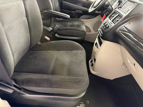 Used 2019 Dodge Grand Caravan SE FWD image 20
