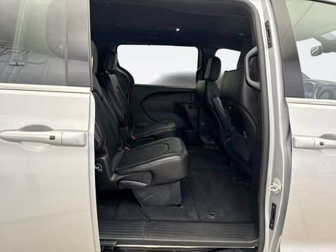 Used 2026 Chrysler Pacifica Select image 17