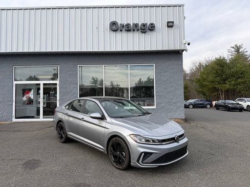 Used 2025 Volkswagen Jetta SE w/ Sunroof Package FWD image 8
