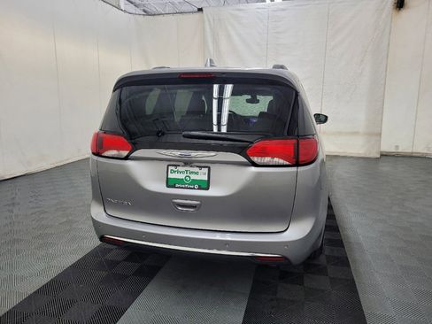 Used 2017 Chrysler Pacifica Touring-L FWD image 7