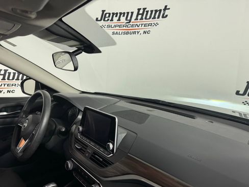 Used 2024 Nissan Altima 2.5 SV image 24