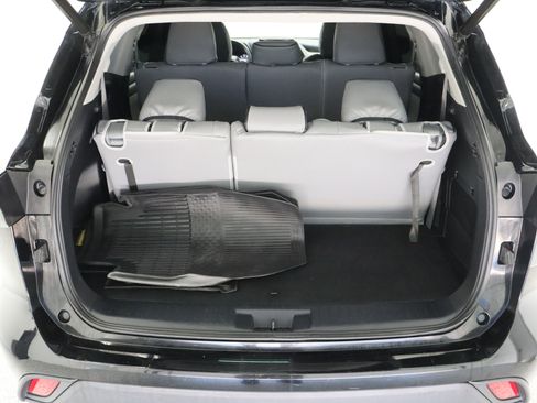 Used 2021 Toyota Highlander LE FWD image 33