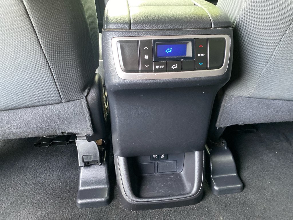 Used 2019 Toyota Highlander LE AWD/4WD image 17