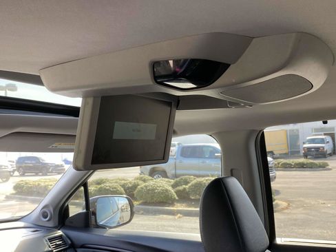 Used 2021 Honda Pilot Touring image 12