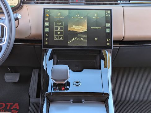 Used 2024 Land Rover Range Rover Sport SE image 3