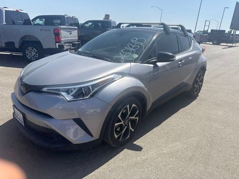 Used 2019 Toyota C-HR XLE FWD image 4