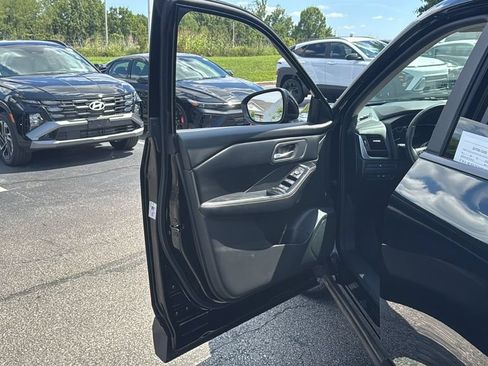 Used 2025 Nissan Rogue SV FWD image 13