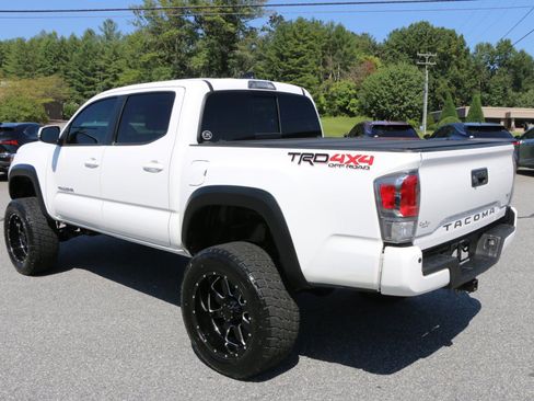 Used 2020 Toyota Tacoma TRD Off-Road w/ TRD Premium Off Road Package AWD/4WD image 3