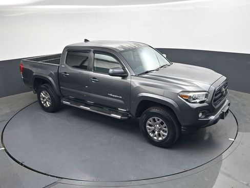 Used 2016 Toyota Tacoma SR5 w/ SR5 Appearance Package (SN) image 17