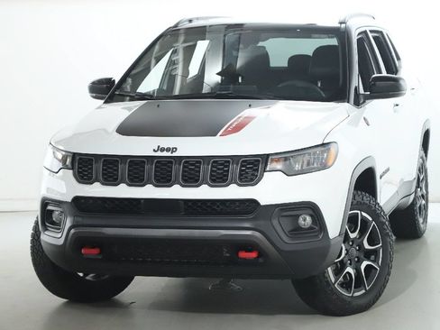 Used 2025 Jeep Compass Trailhawk AWD/4WD image 3