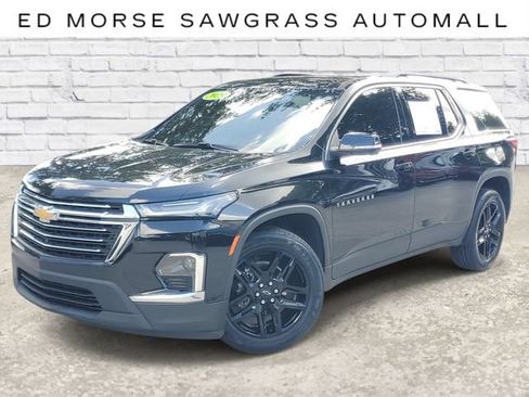 Used 2023 Chevrolet Traverse LT w/ Rear Camera Mirror Package FWD image 1