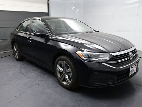 Used 2024 Volkswagen Jetta SE FWD image 3