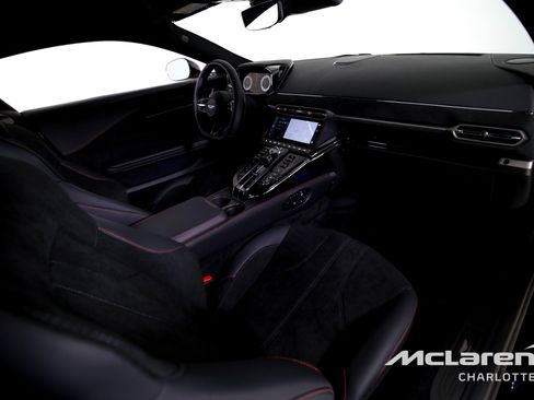 Used 2025 Aston Martin V8 Vantage Coupe image 19