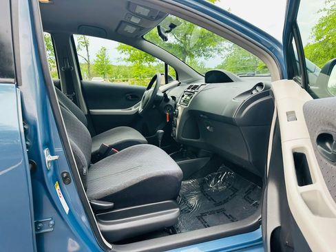 Used 2010 Toyota Yaris 4-Door Hatchback FWD image 11