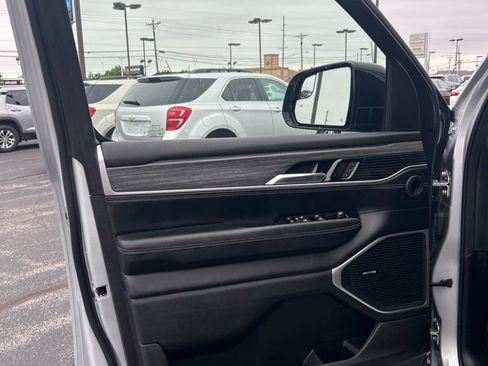 Used 2024 Jeep Wagoneer L Series II w/ Flexible Seating Group AWD/4WD image 24