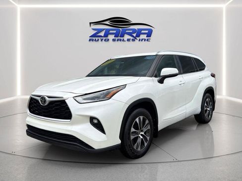 Used 2021 Toyota Highlander XLE AWD/4WD image 3