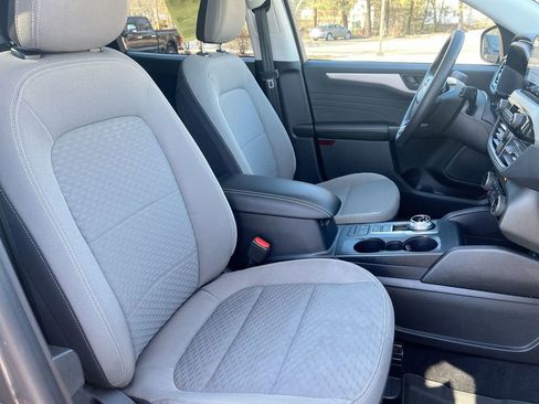 Used 2022 Ford Escape SE w/ SE Sport Appearance Package image 24