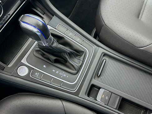 Used 2019 Volkswagen e-Golf SEL Premium FWD image 25