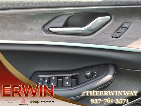 Used 2025 Jeep Grand Cherokee Limited w/ Luxury Tech Group II AWD/4WD image 11