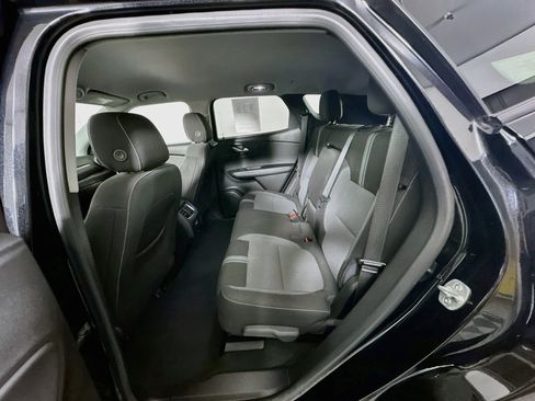 Used 2025 Chevrolet Blazer LT FWD image 26