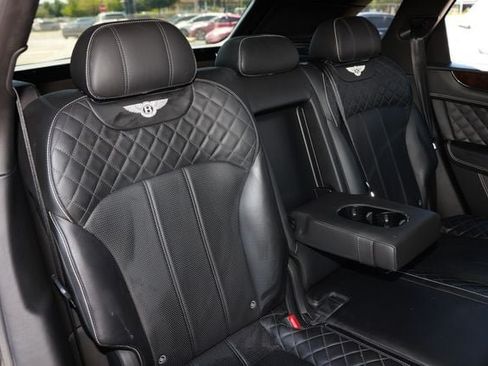 Used 2018 Bentley Bentayga AWD/4WD image 17