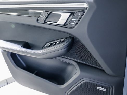 Certified 2021 Porsche Macan image 24