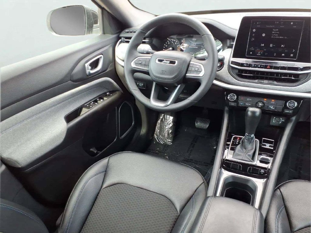 Used 2025 Jeep Compass Latitude AWD/4WD image 12