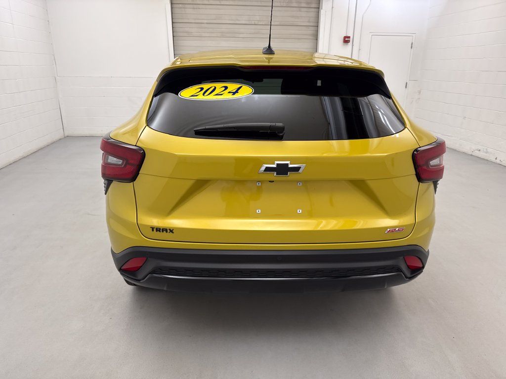 Used 2024 Chevrolet Trax RS w/ Driver Confidence Package FWD image 4