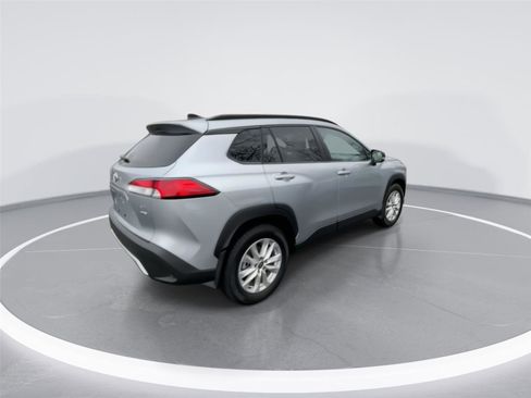 Used 2025 Toyota Corolla Cross LE image 8