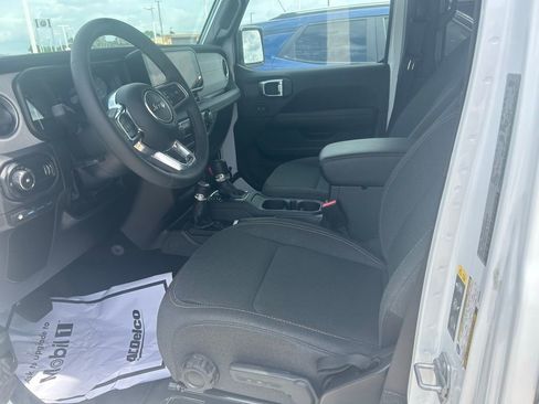 Used 2025 Jeep Wrangler Unlimited Sahara image 4