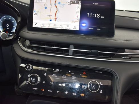 Certified 2025 INFINITI QX60 Luxe image 30