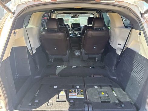 Used 2023 Toyota Sienna Platinum image 6