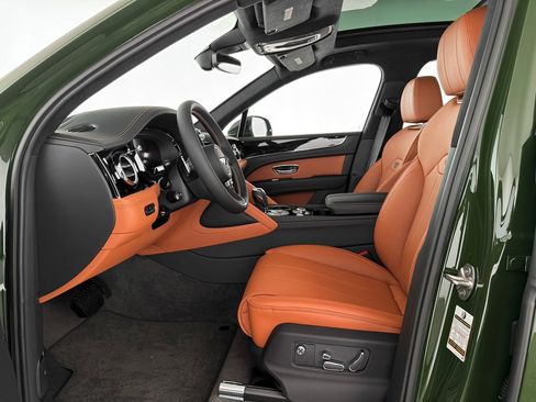Used 2025 Bentley Bentayga image 17