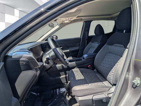 Used 2025 Nissan Kicks SV w/ SV Premium Package FWD image 9