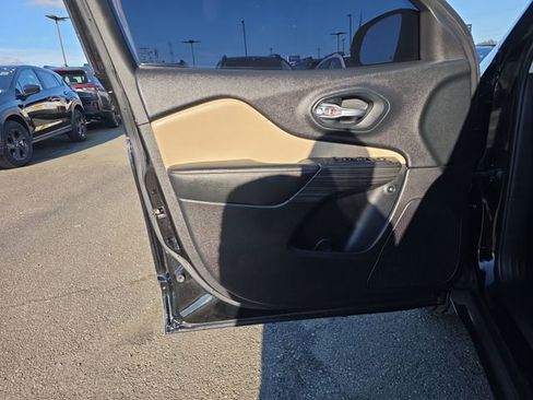 Used 2017 Jeep Cherokee Limited w/ Technology Group image 18