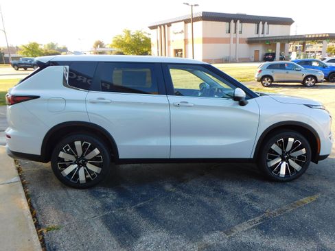 New 2025 Mitsubishi Outlander SE image 6
