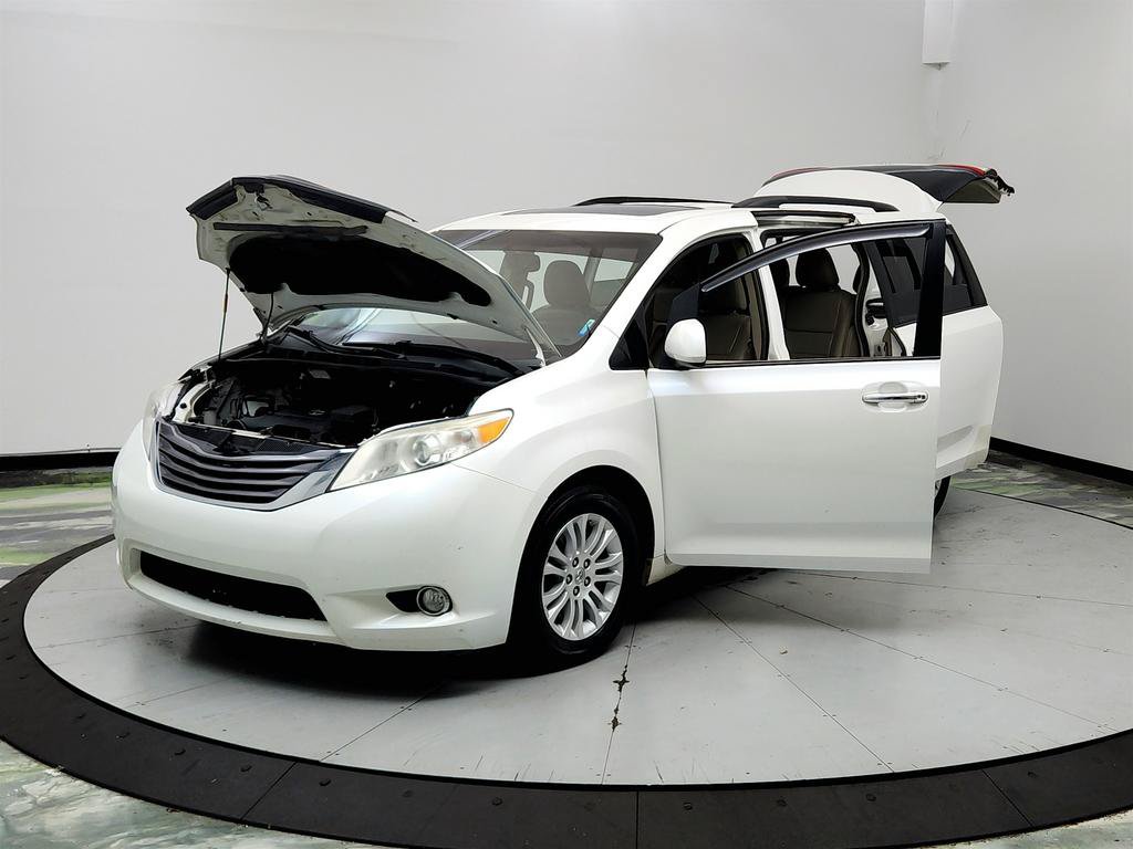 Used 2015 Toyota Sienna XLE FWD image 9