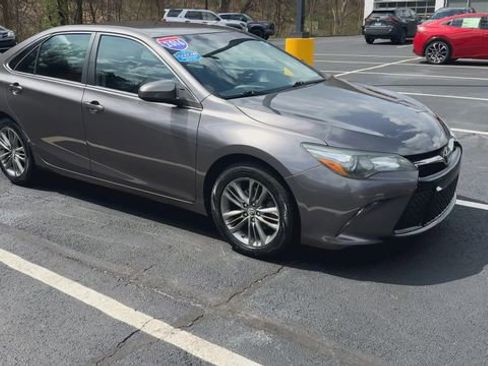 Used 2016 Toyota Camry SE image 2